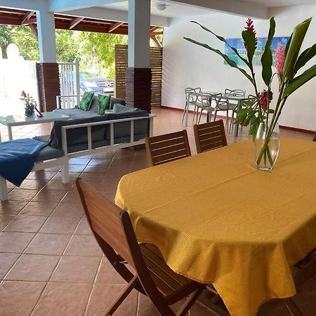 Douceur Des Hauteurs Bas De Villa, Piscine Privee Сен-Лу Екстериор снимка