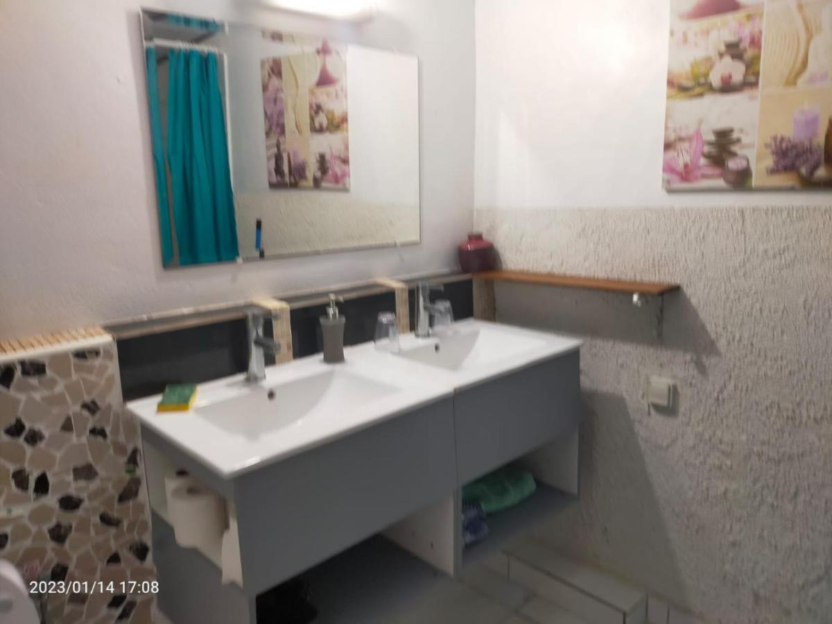 Douceur Des Hauteurs Bas De Villa, Piscine Privee Сен-Лу Екстериор снимка