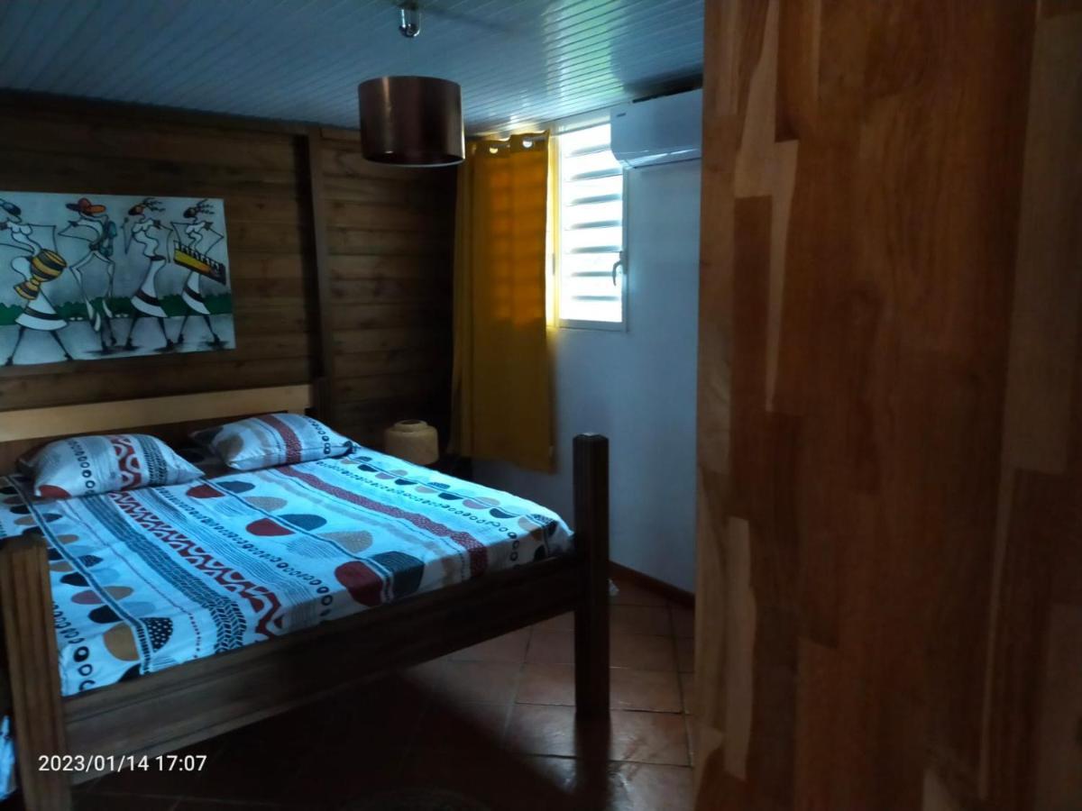 Douceur Des Hauteurs Bas De Villa, Piscine Privee Сен-Лу Екстериор снимка