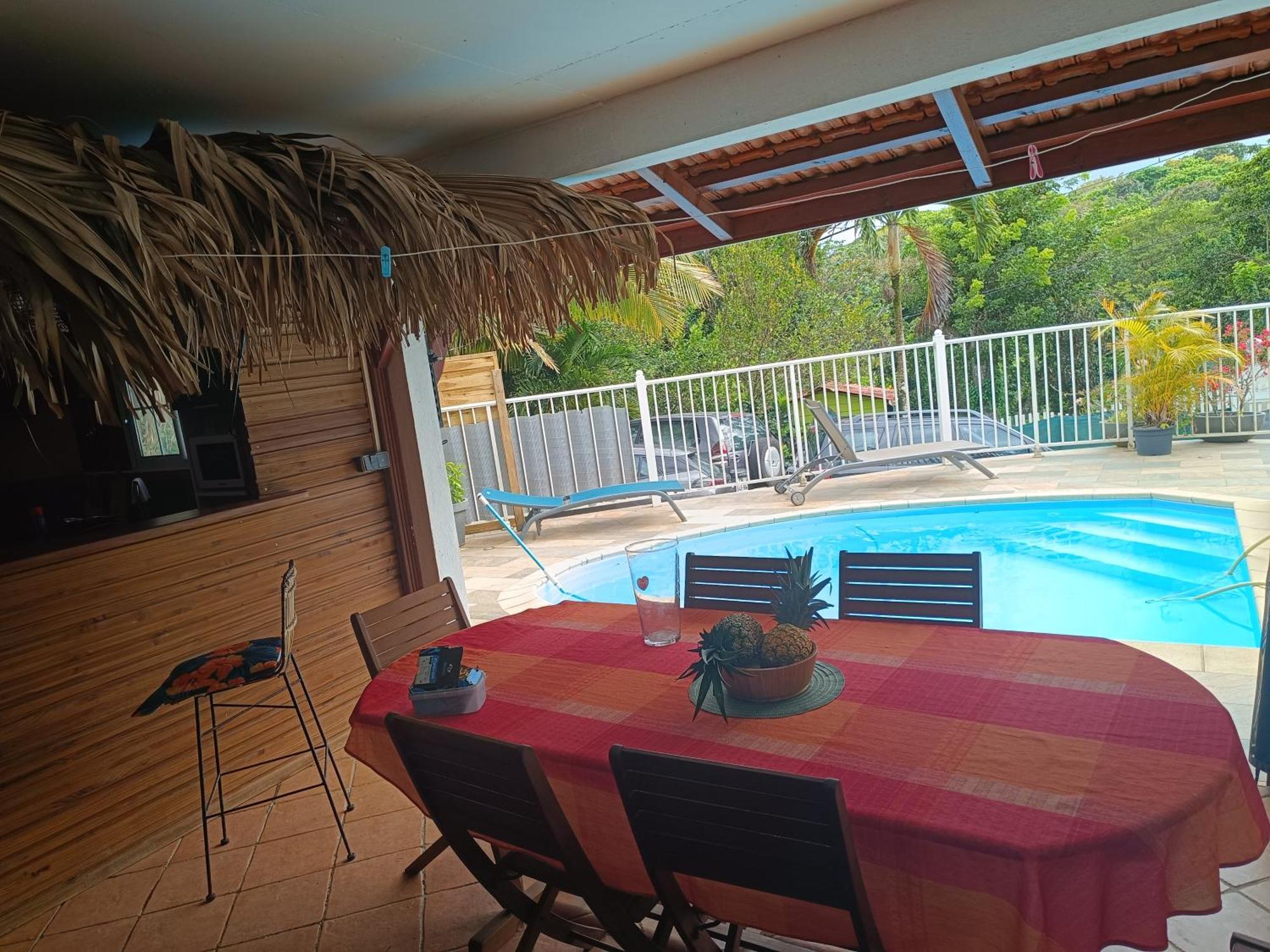 Douceur Des Hauteurs Bas De Villa, Piscine Privee Сен-Лу Екстериор снимка
