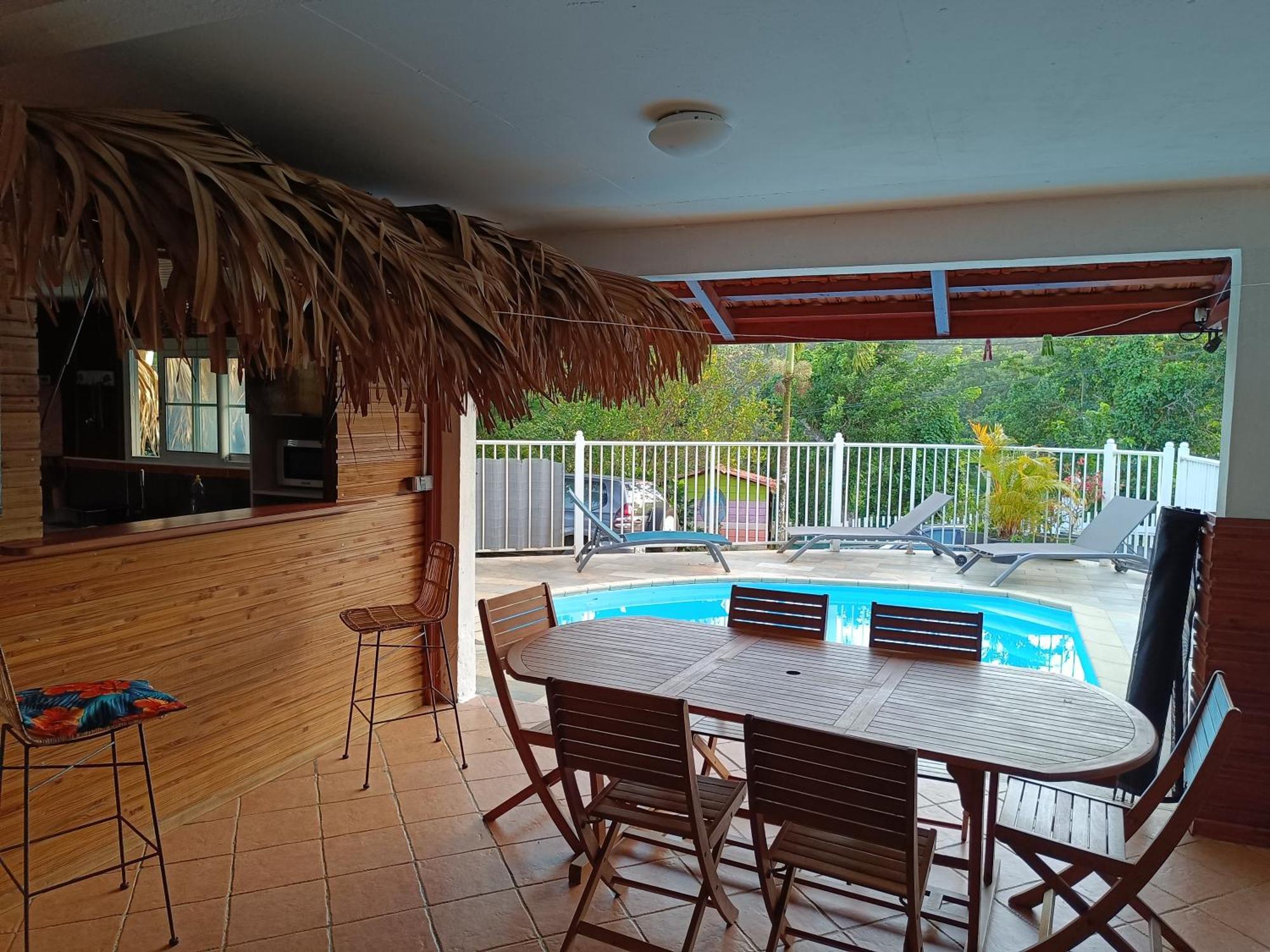 Douceur Des Hauteurs Bas De Villa, Piscine Privee Сен-Лу Екстериор снимка